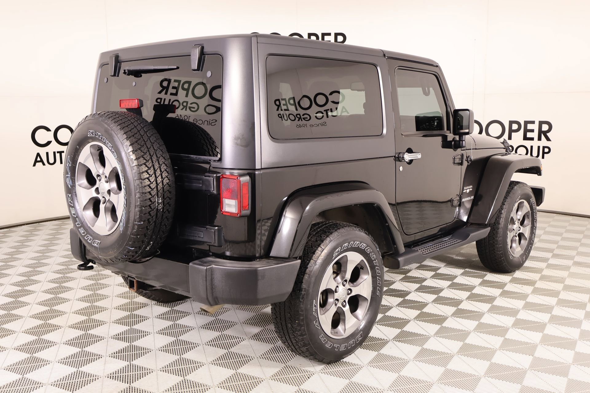 Used 2017 Jeep Wrangler Sahara w/ Connectivity Group AWD/4WD image 17