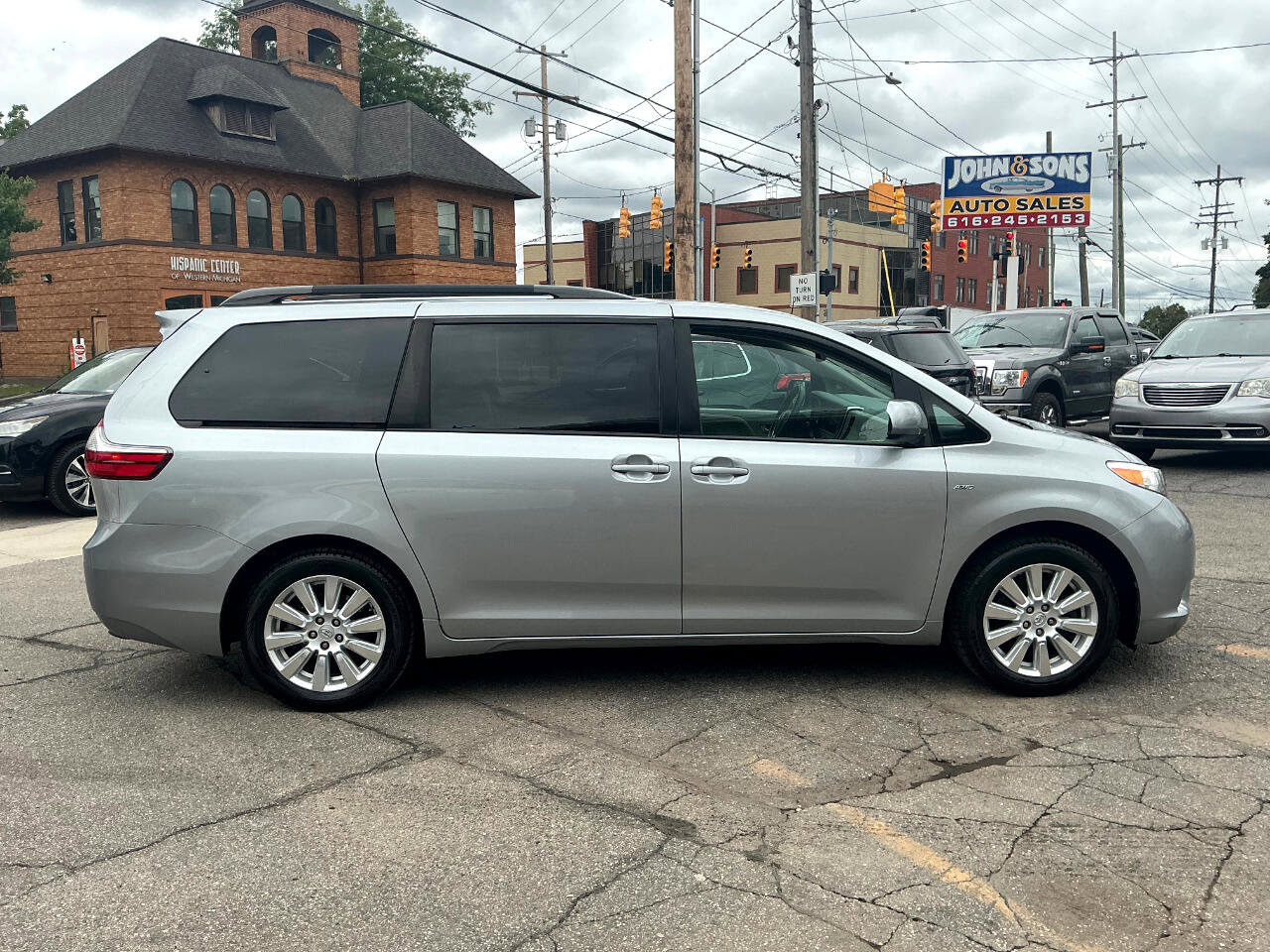 Used 2017 Toyota Sienna LE image 2