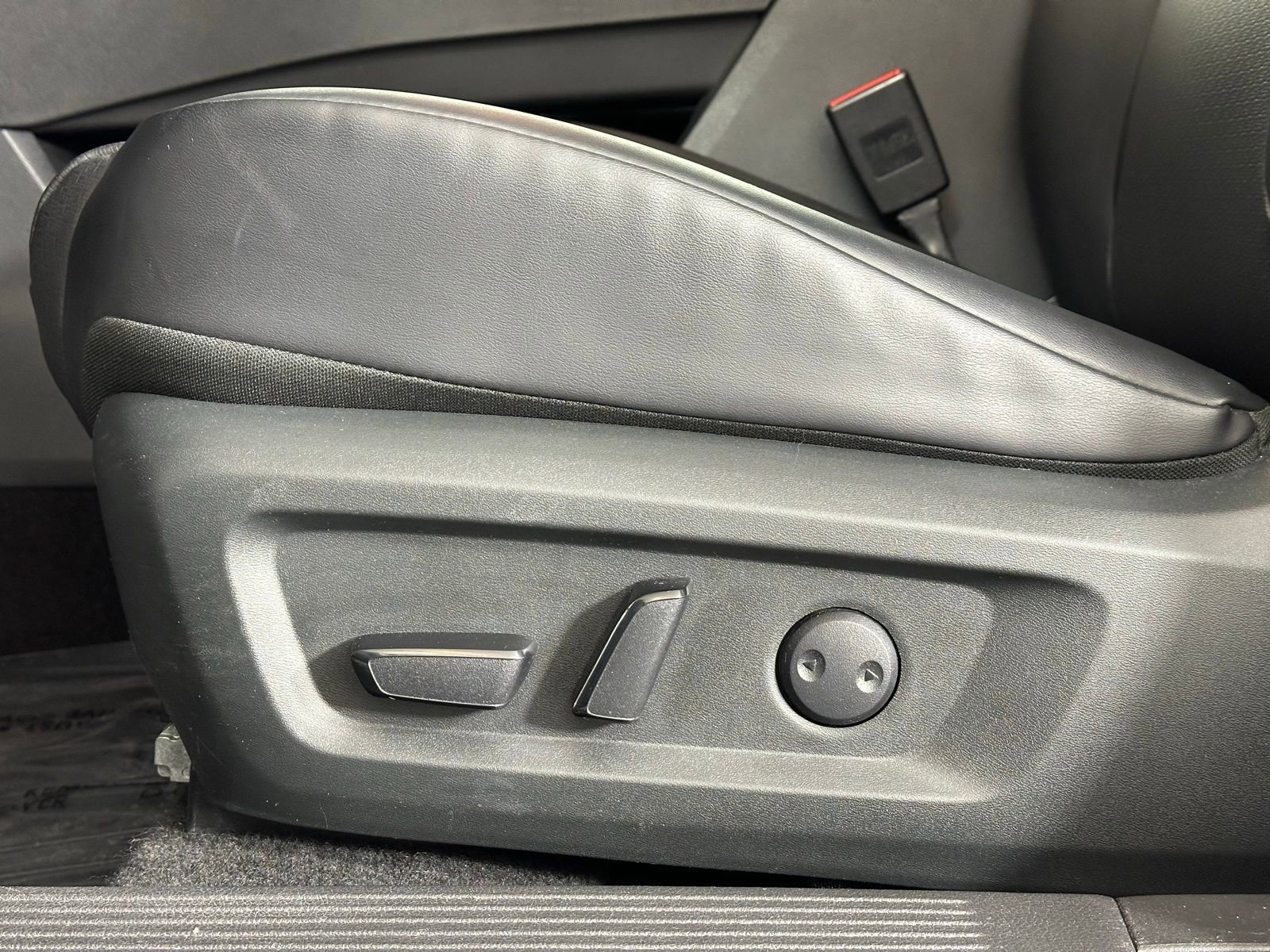 Used 2023 Nissan Rogue SV w/ SV Premium B Package image 7