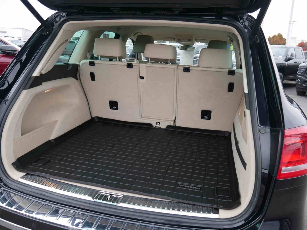 Used 2017 Volkswagen Touareg Sport image 8