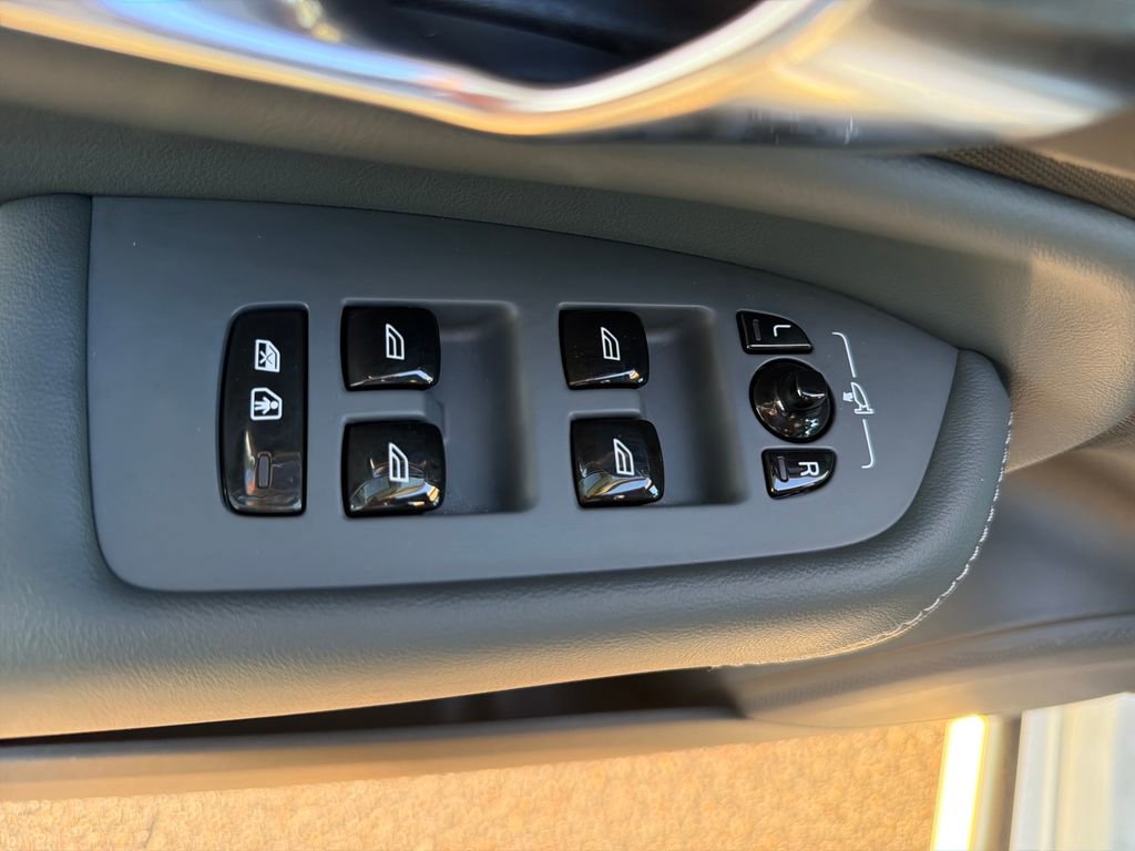 Used 2023 Volvo XC90 B6 Ultimate w/ Protection Package Premier AWD/4WD image 30