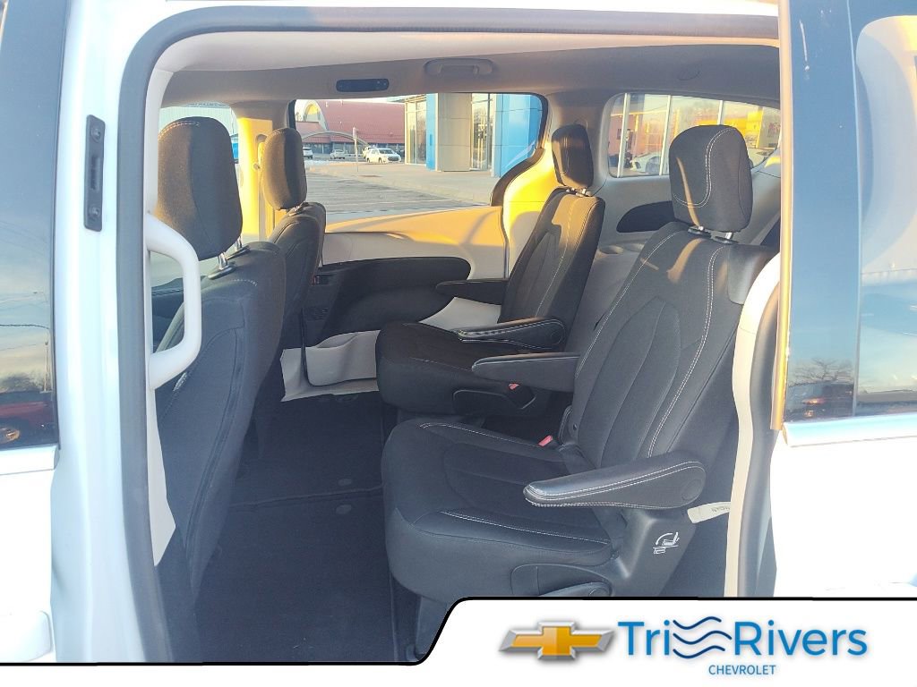 Used 2023 Chrysler Voyager LX image 11