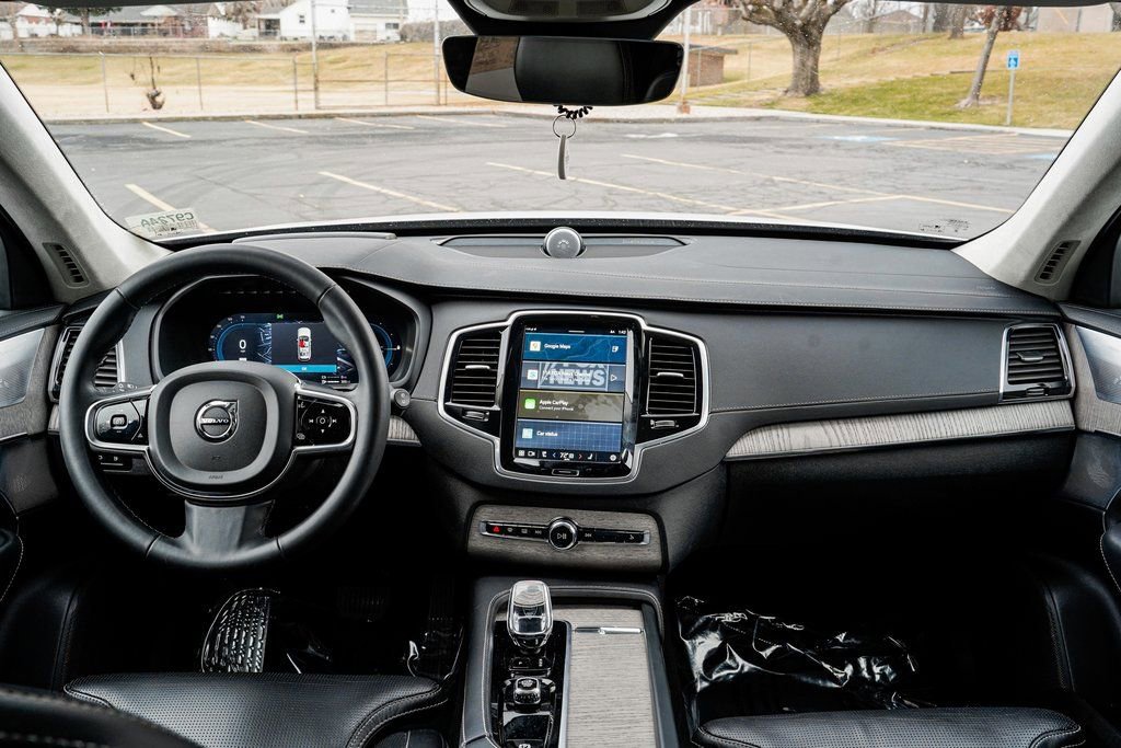 Used 2024 Volvo XC90 T8 Ultimate w/ Lounge Package image 12