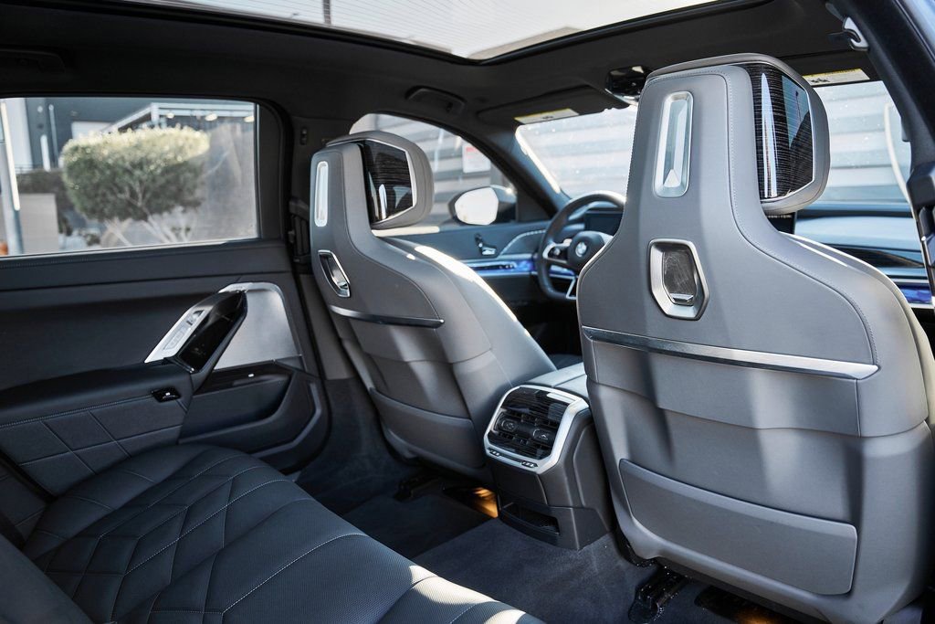 Used 2025 BMW 760i xDrive w/ Executive Package image 34