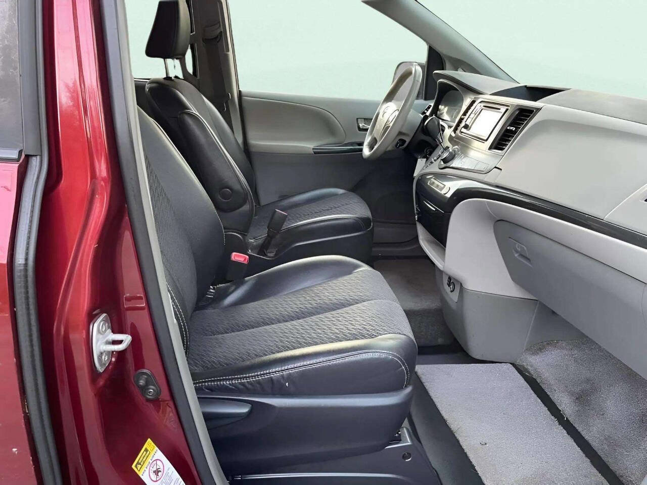 Used 2014 Toyota Sienna SE image 12