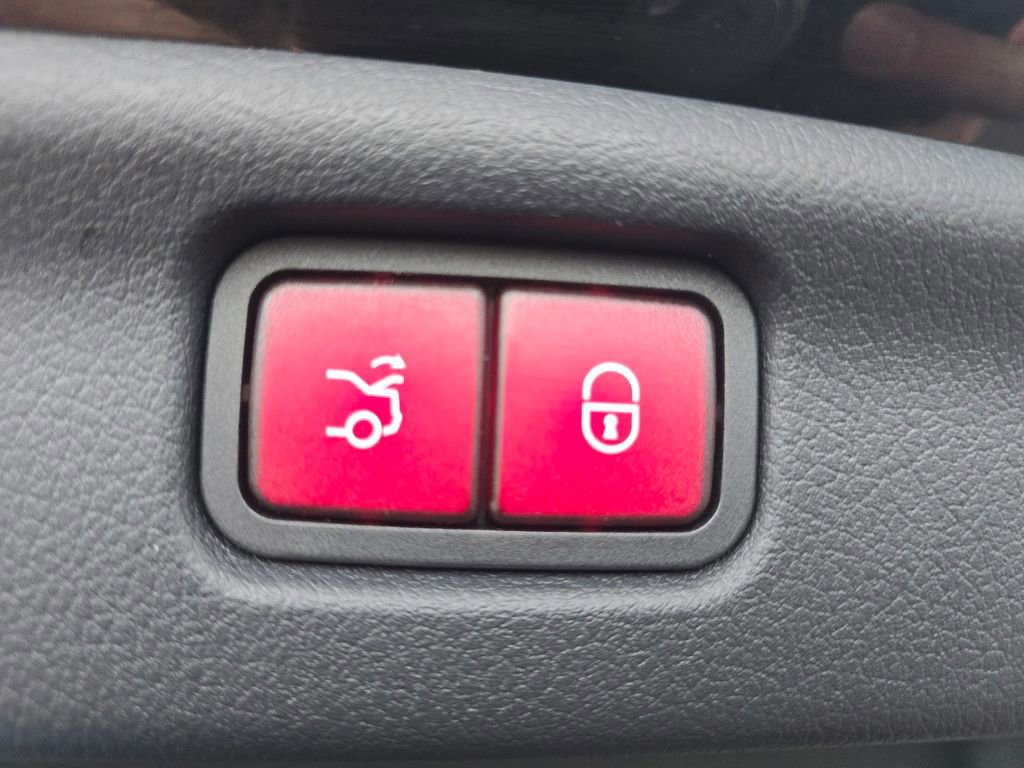 Used 2023 Mercedes-Benz C 300 4MATIC Sedan image 18