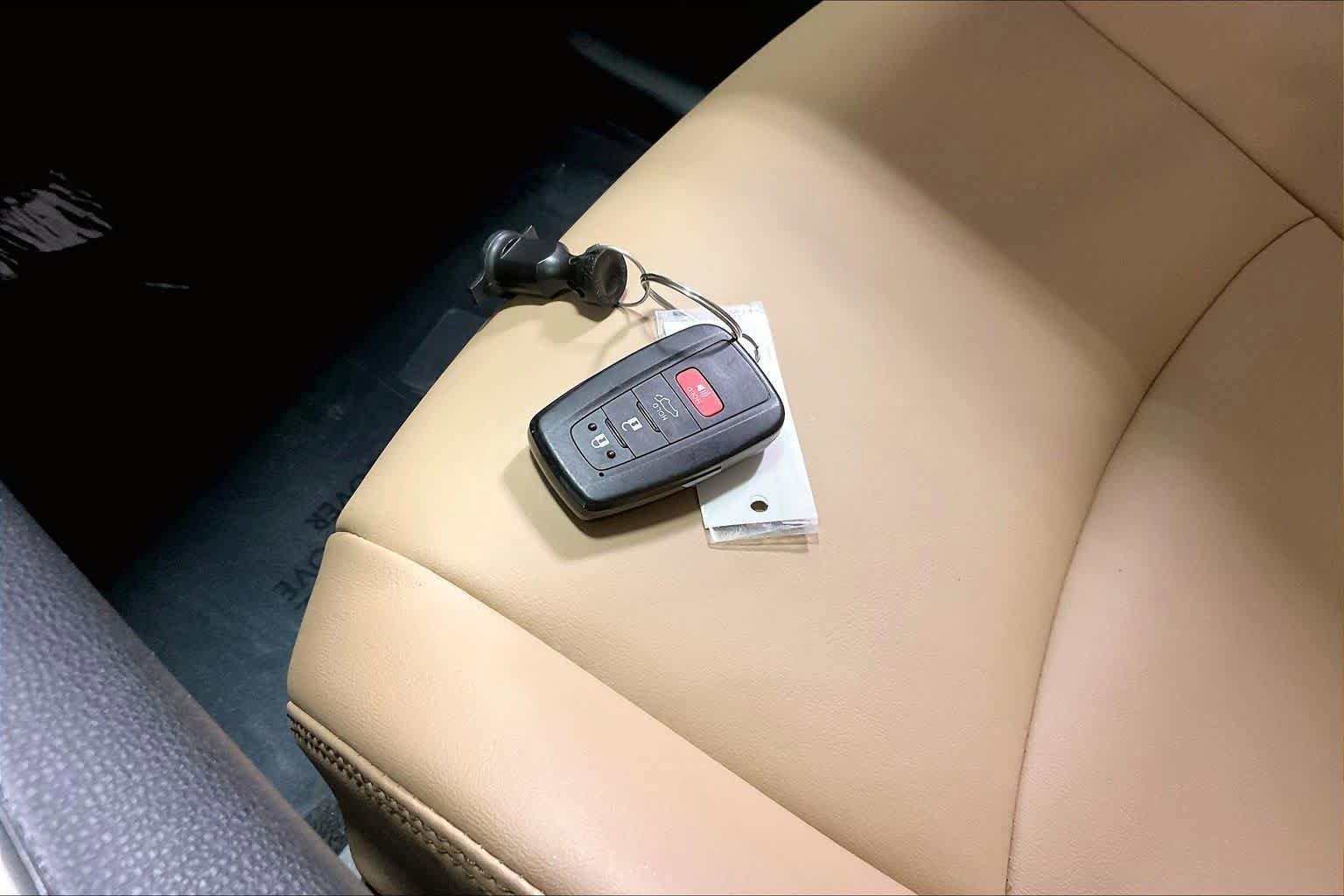 Used 2025 Toyota RAV4 XLE Premium AWD/4WD image 15