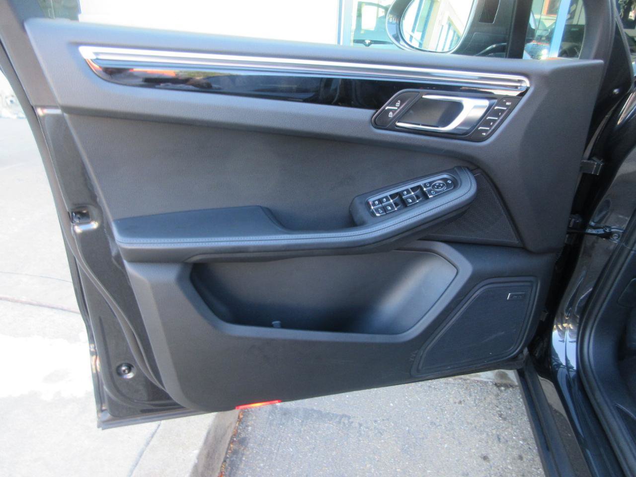 Used 2025 Porsche Macan w/ Premium Package Plus AWD/4WD image 7