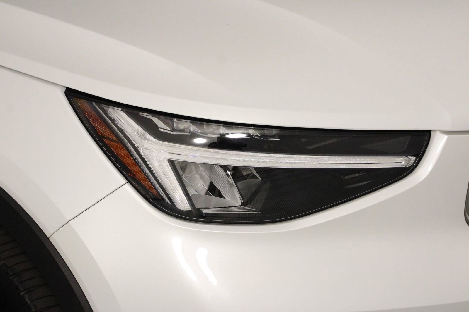 Certified 2025 Volvo XC40 B5 Plus image 26