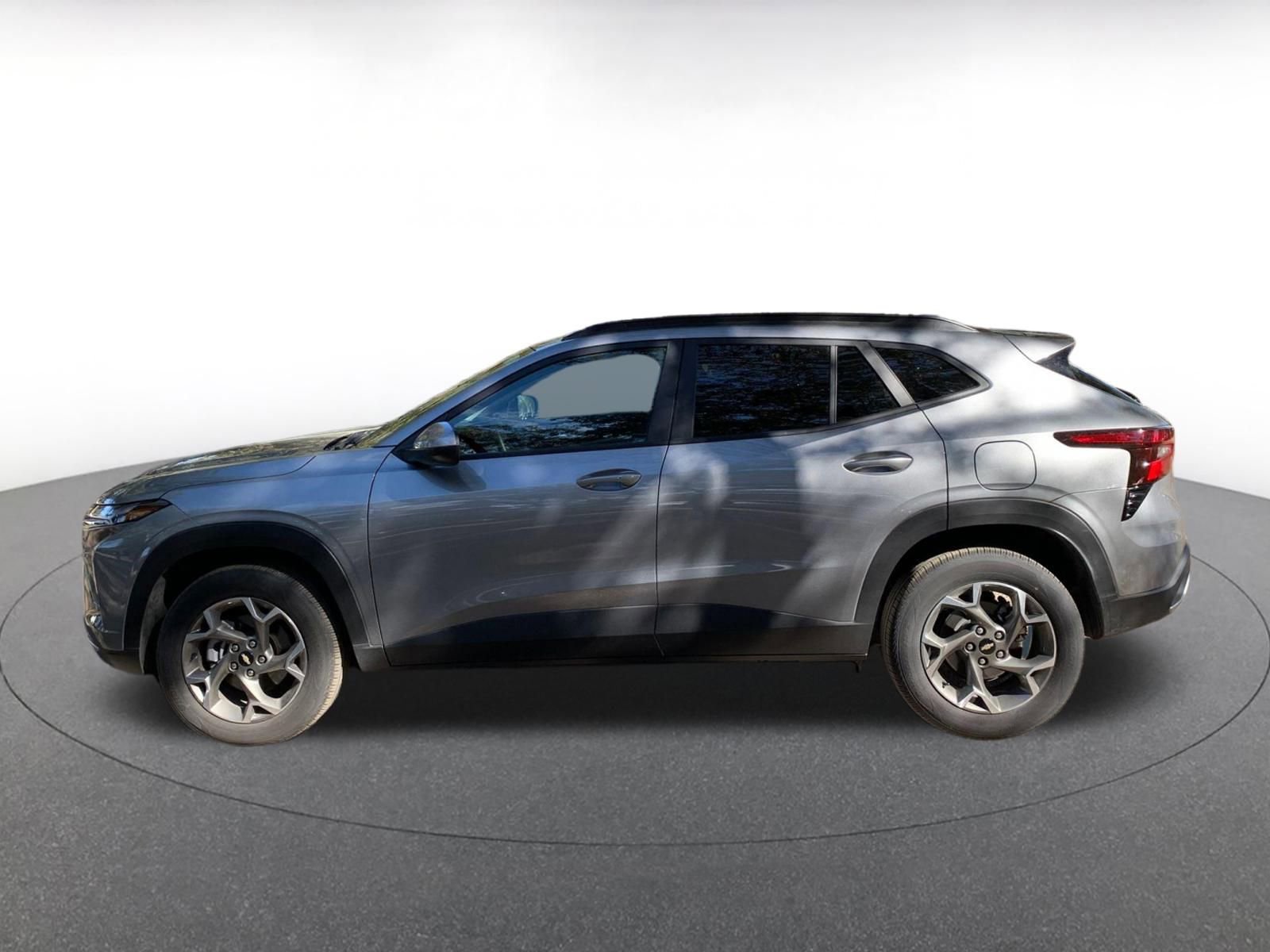 Used 2025 Chevrolet Trax LT w/ LT Convenience Package image 4