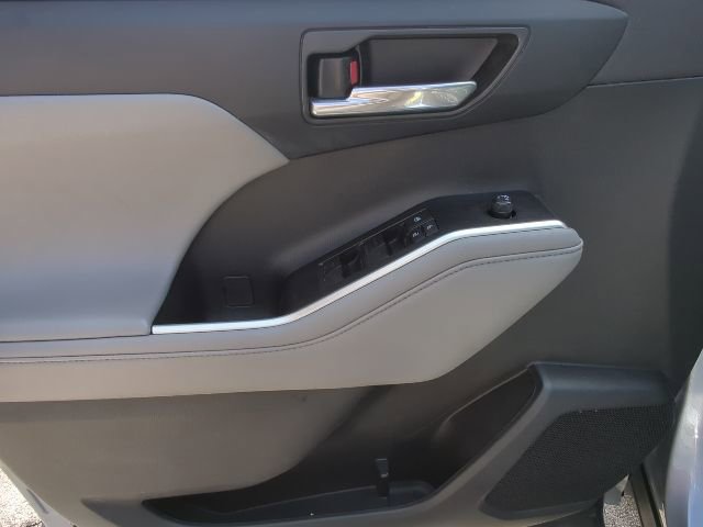 Used 2021 Toyota Highlander XLE image 12