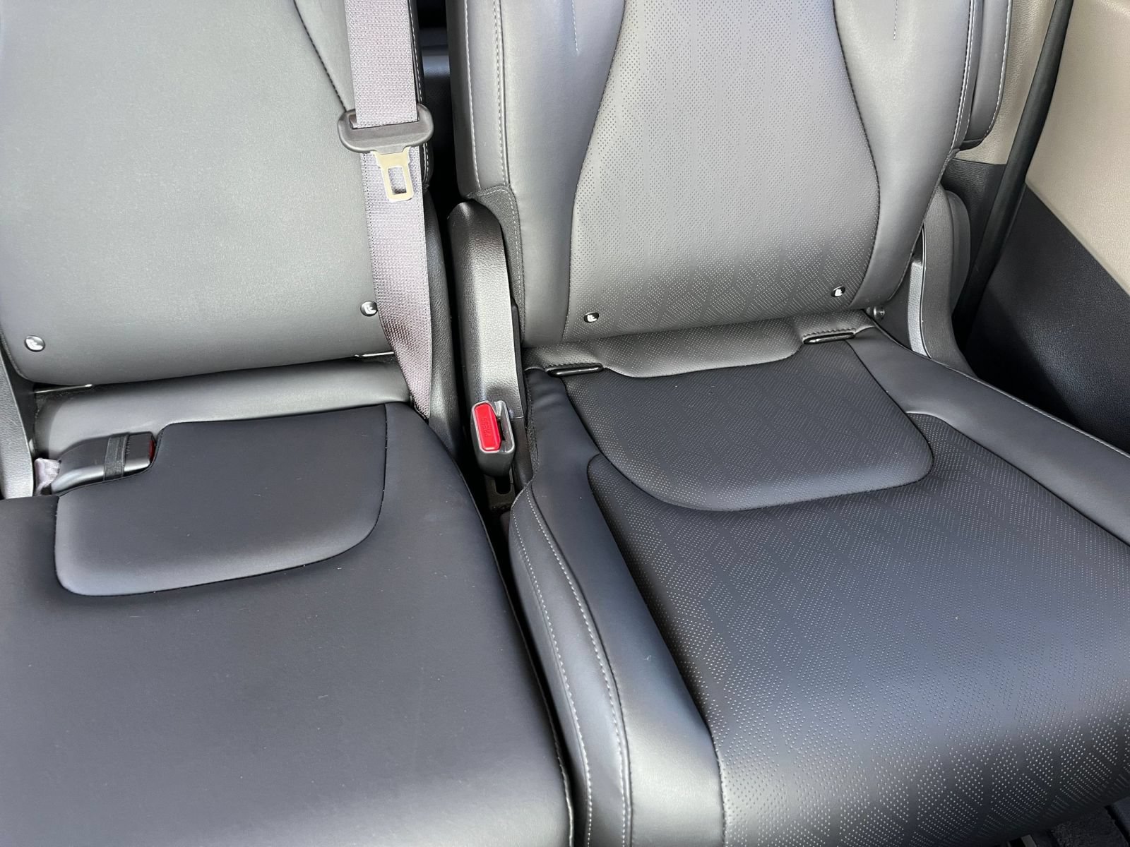Used 2026 Kia Carnival FWD image 40