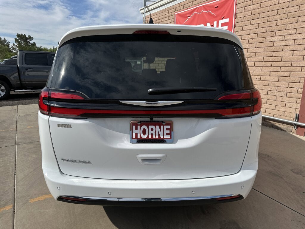 New 2026 Chrysler Pacifica Select image 4