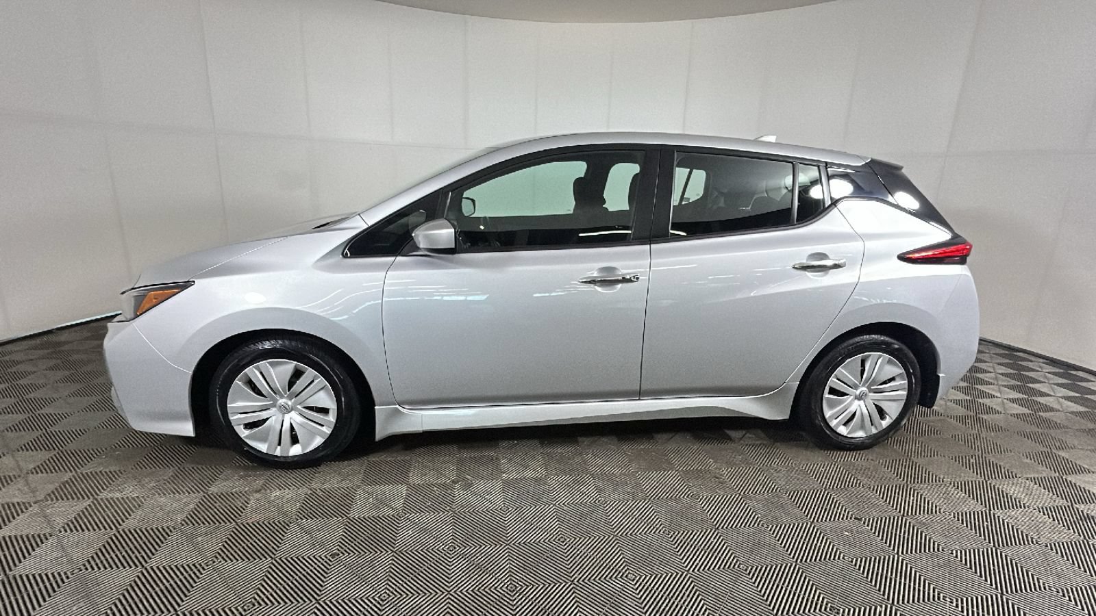 Used 2023 Nissan Leaf S FWD image 7