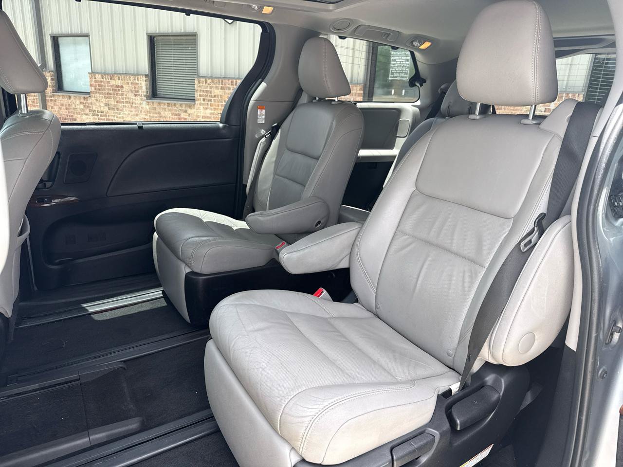 Used 2016 Toyota Sienna Limited Premium FWD image 41