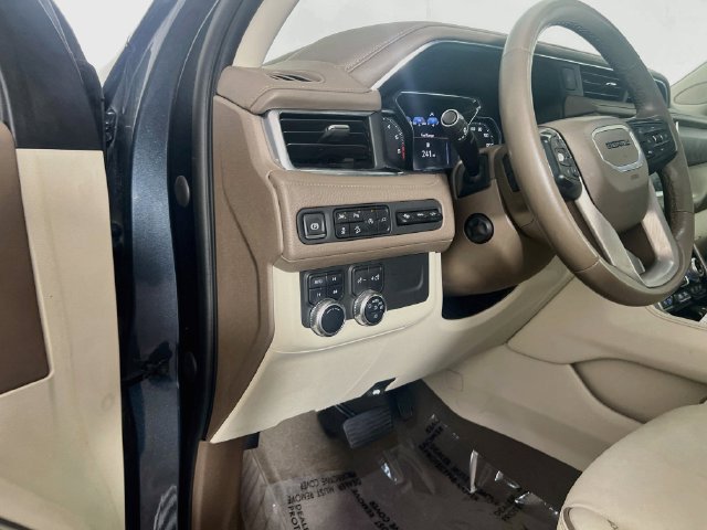 Used 2021 GMC Yukon Denali w/ Denali Premium Package AWD/4WD image 10