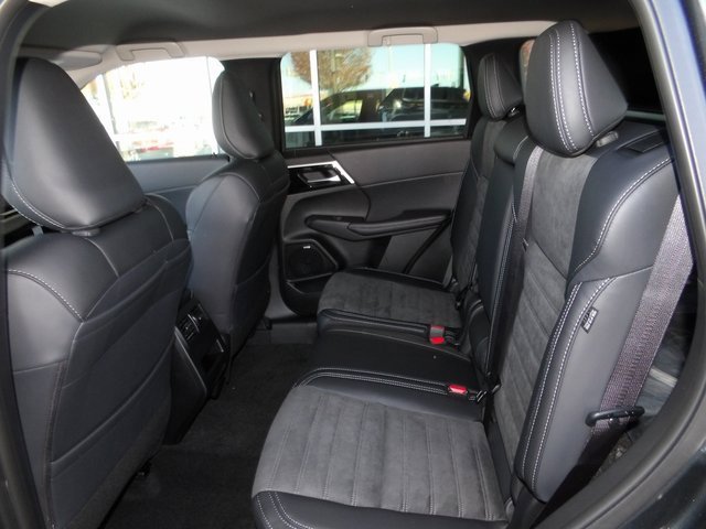 New 2025 Mitsubishi Outlander SE image 16