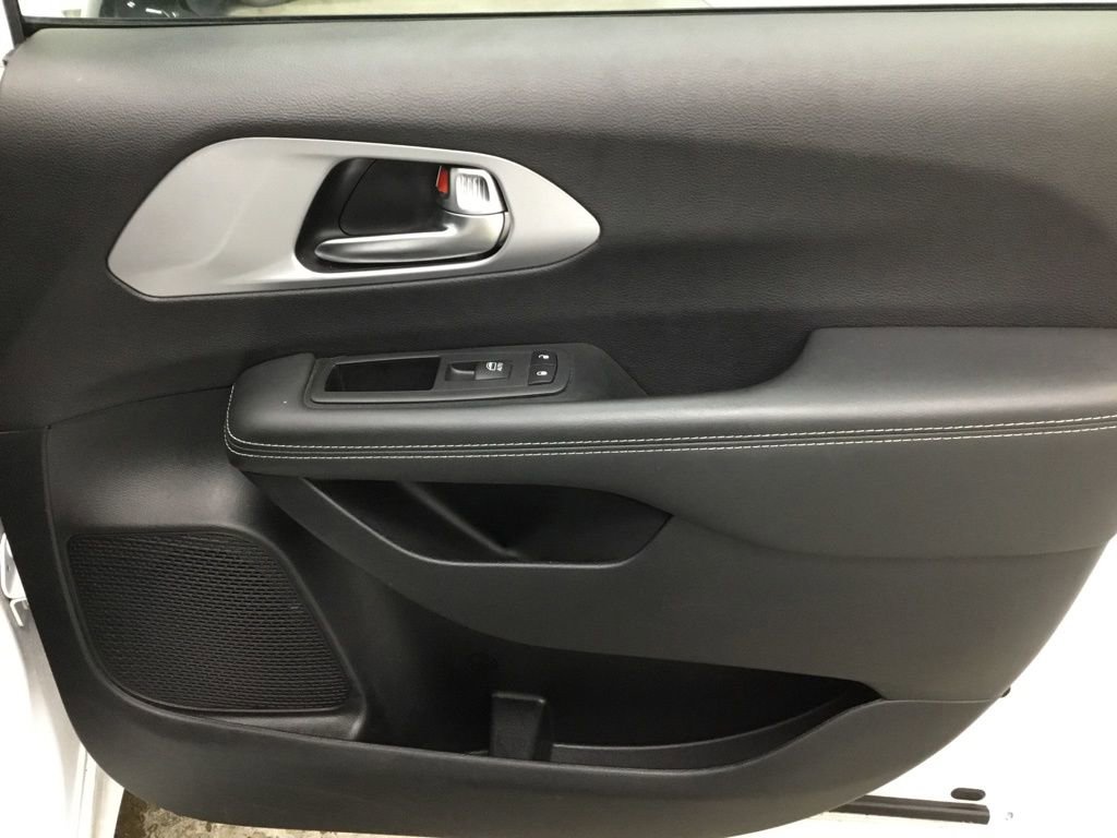 Used 2025 Chrysler Pacifica Limited image 41