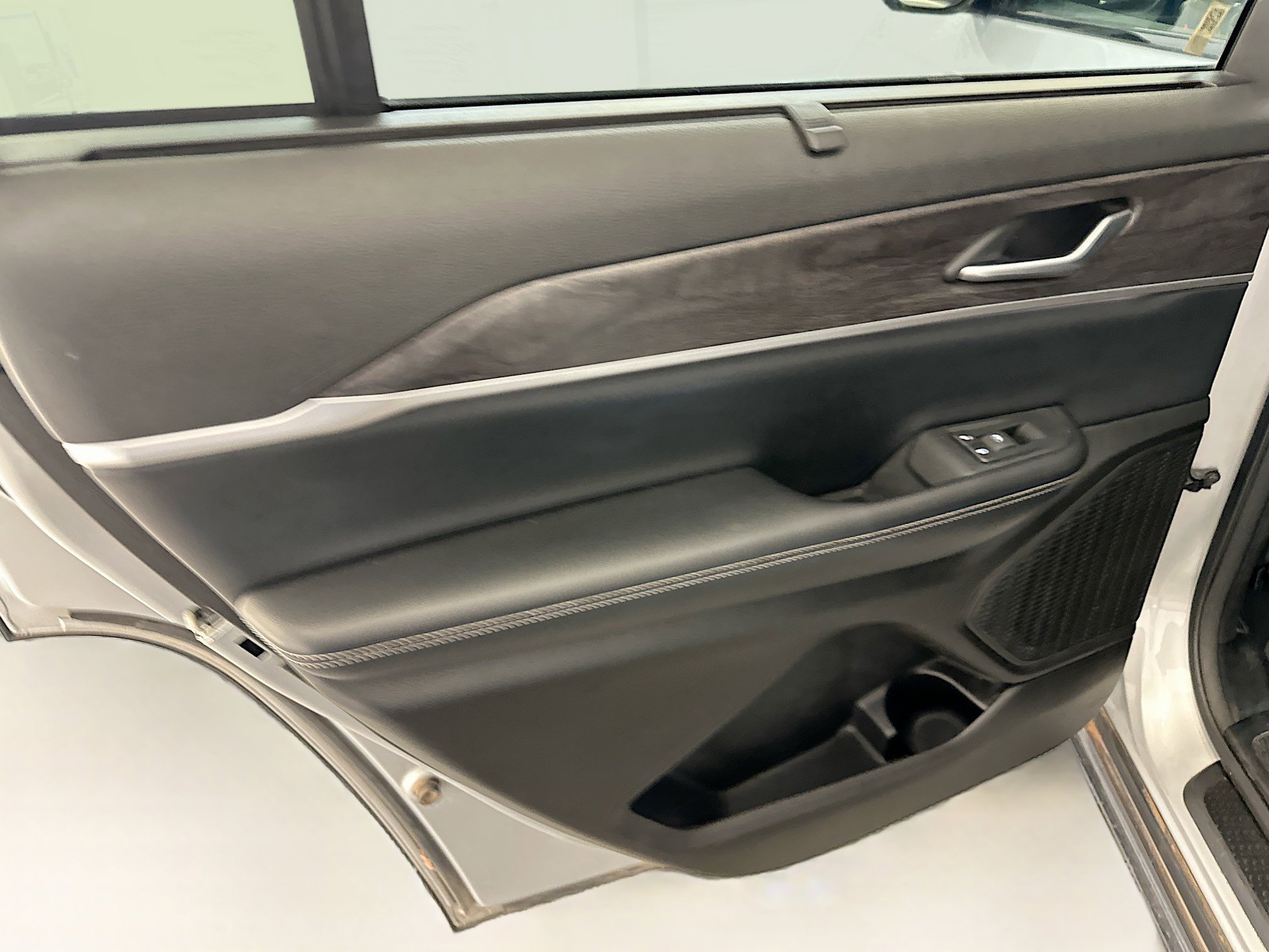 Used 2024 Jeep Grand Cherokee L Limited w/ Luxury Tech Group II image 28