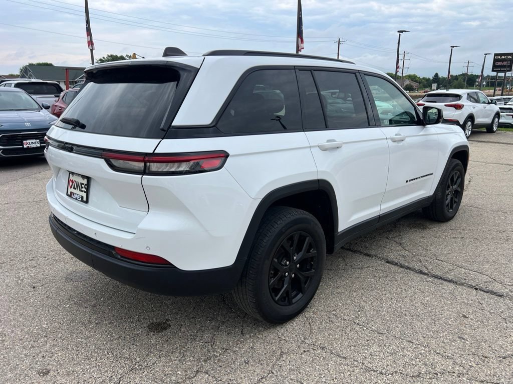 Used 2024 Jeep Grand Cherokee Altitude RWD image 10