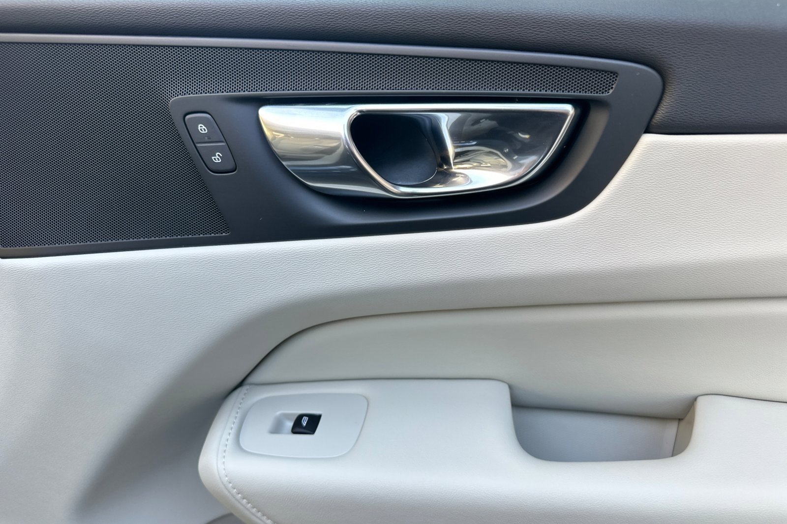 Certified 2025 Volvo XC60 T8 Plus w/ Protection Package Premier image 19