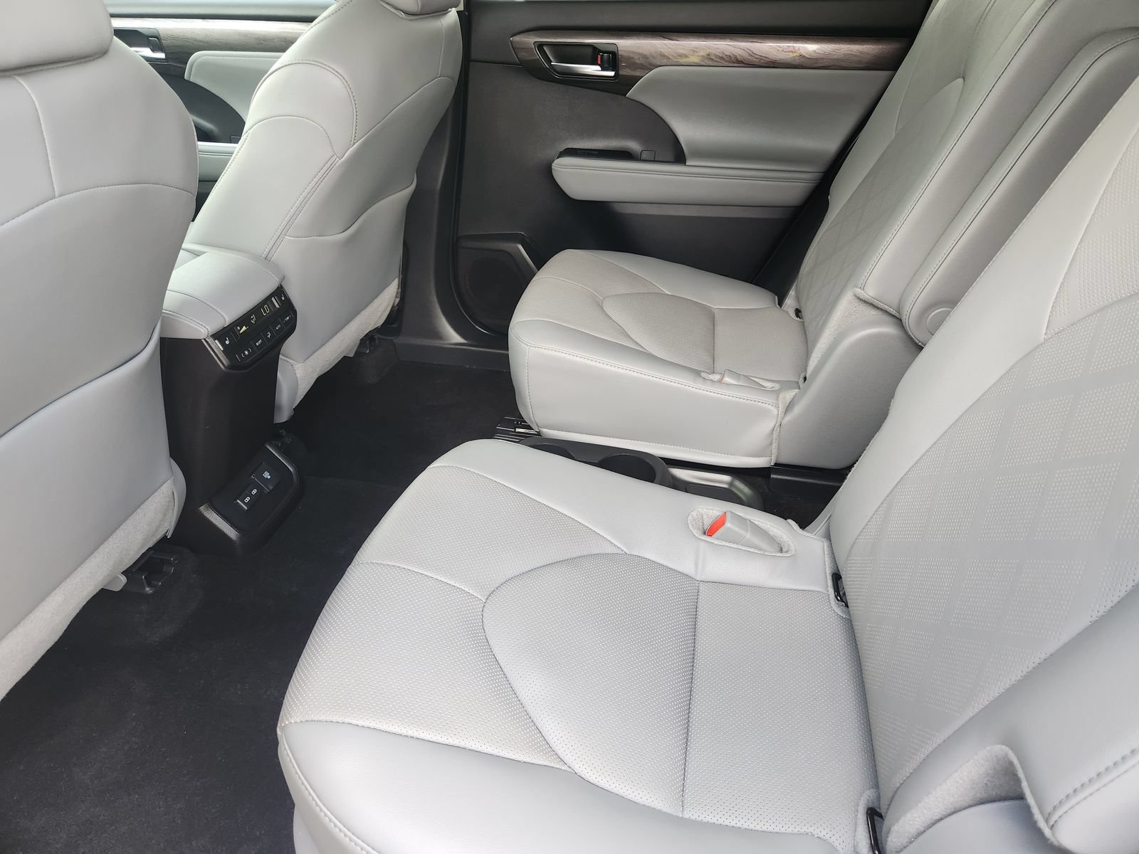 Used 2025 Toyota Highlander Platinum AWD/4WD image 33