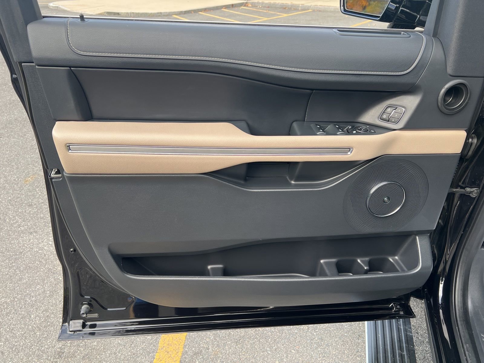 Used 2023 Ford Expedition Limited image 19