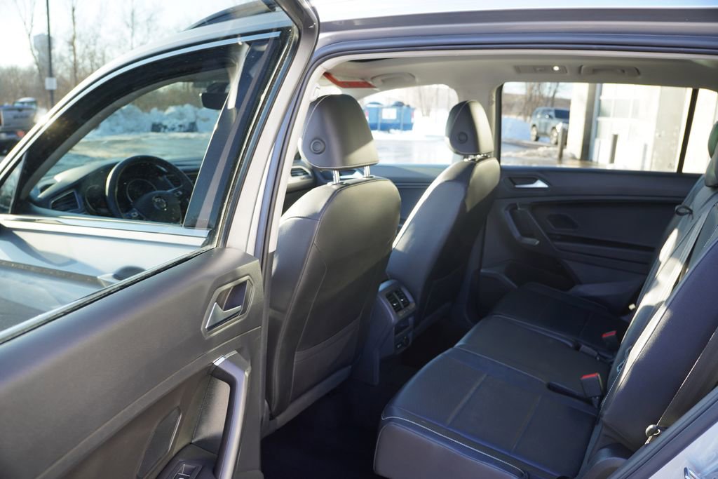 Used 2021 Volkswagen Tiguan SE w/ Panoramic Sunroof Package image 16