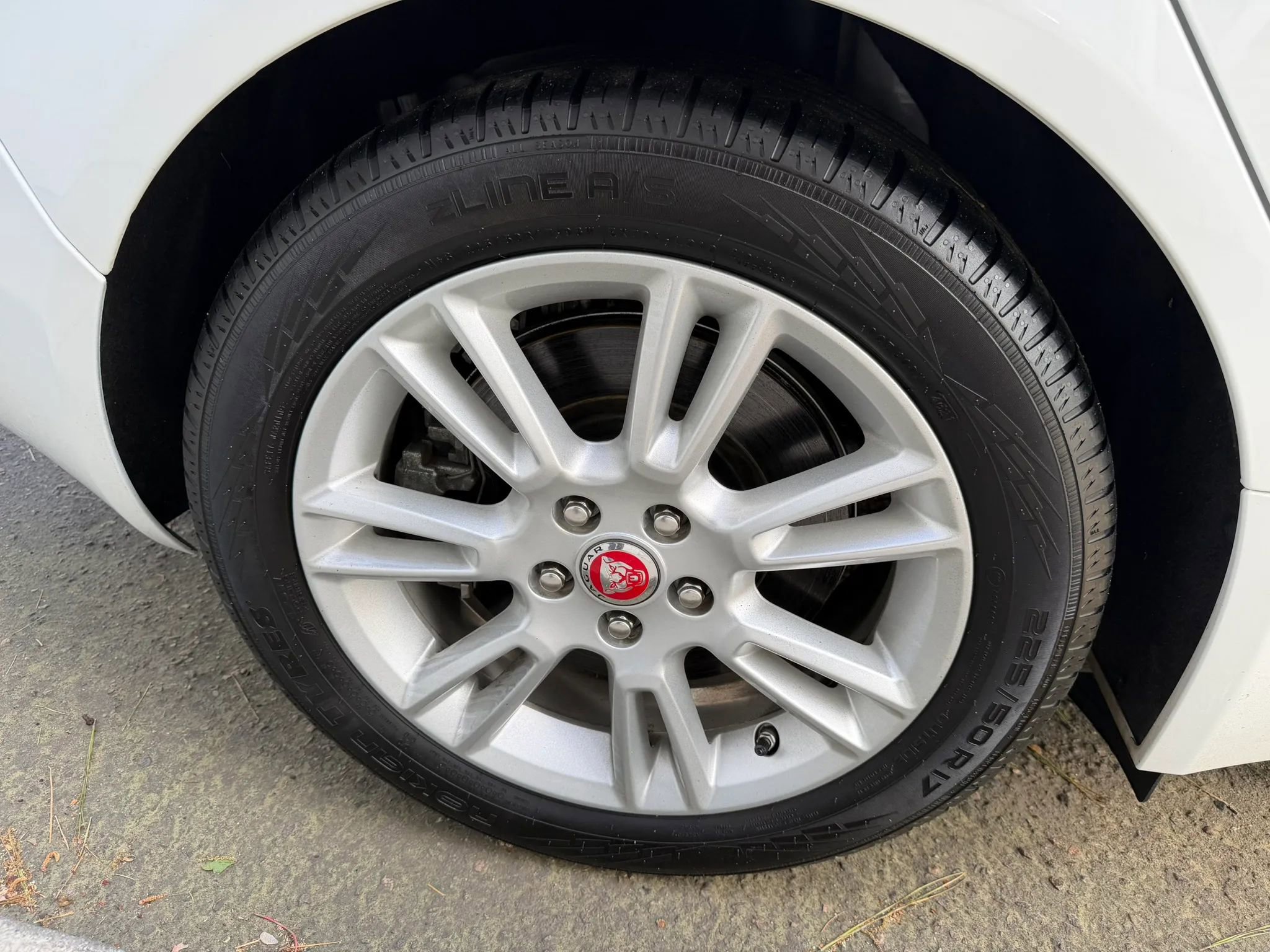 Used 2019 Jaguar XE Premium image 36