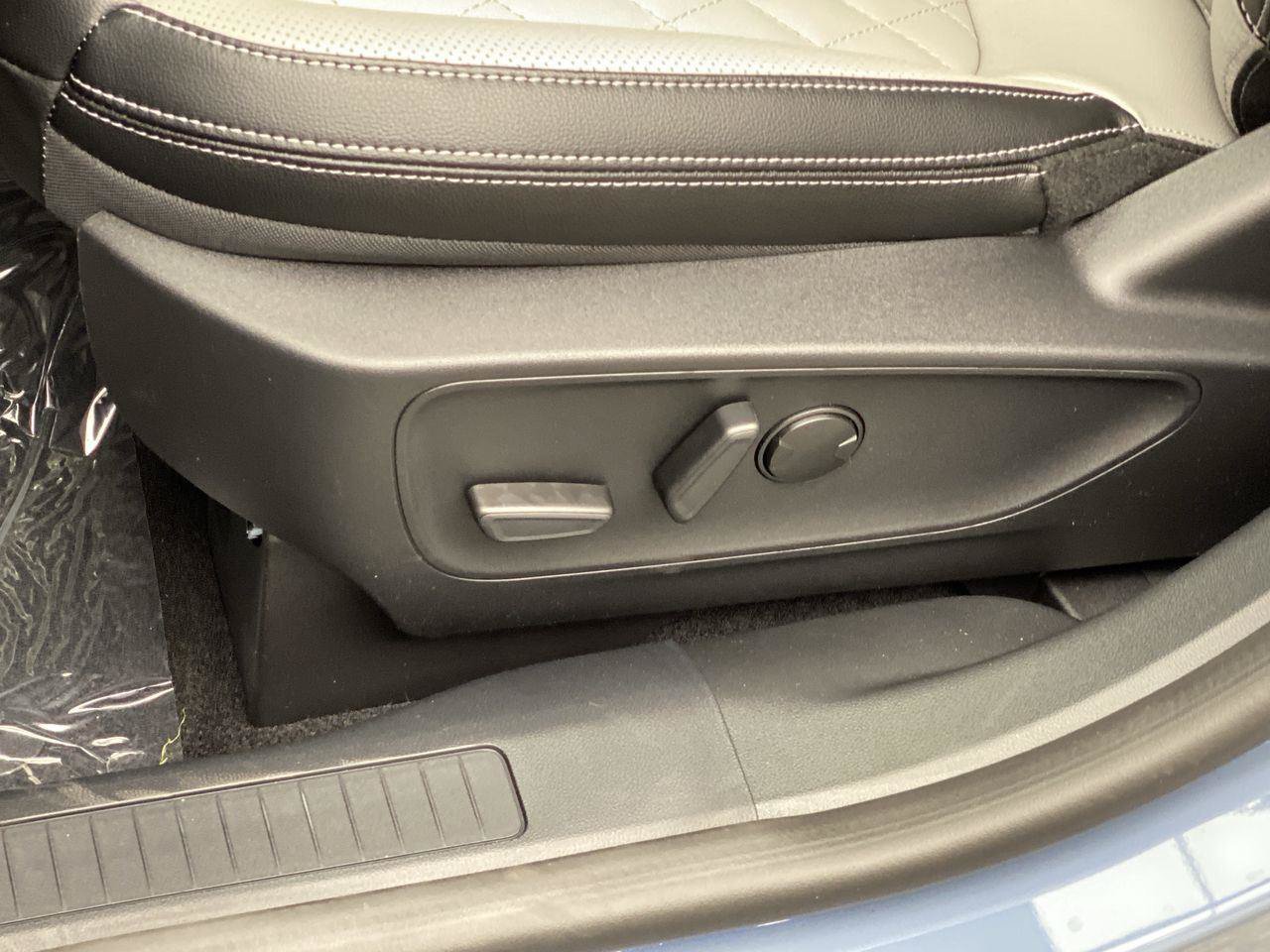 New 2024 Ford Escape SE w/ PHEV Premium Package FWD image 10