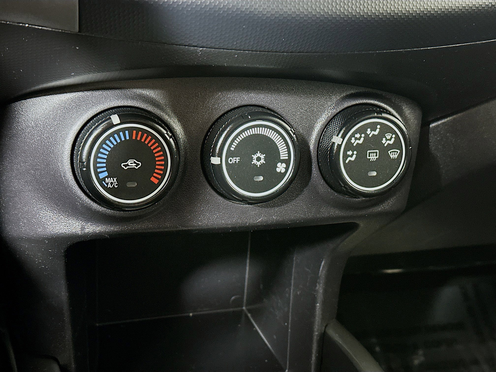 Used 2011 Mitsubishi Outlander SE image 15