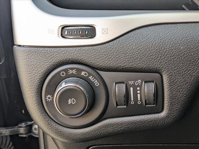 Used 2018 Jeep Cherokee Latitude Plus w/ Cold Weather Group image 17