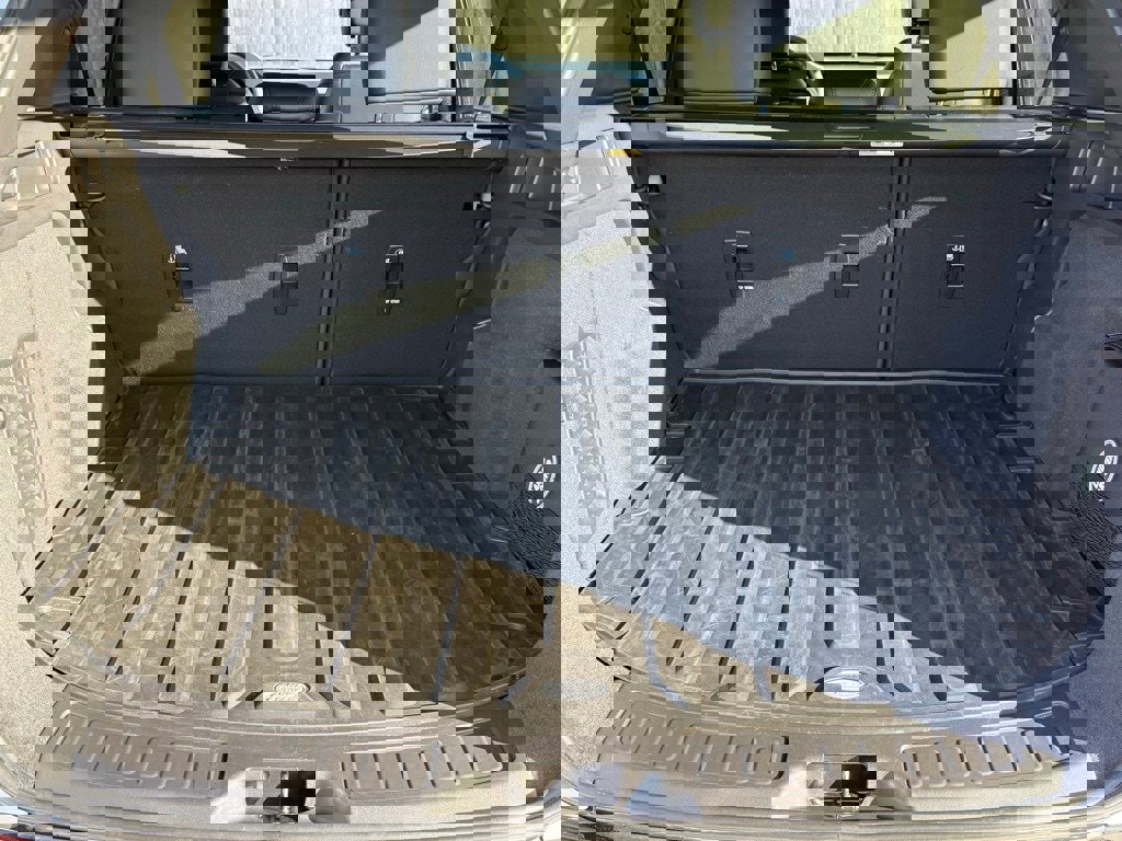 Used 2025 Land Rover Discovery Sport Dynamic SE image 37