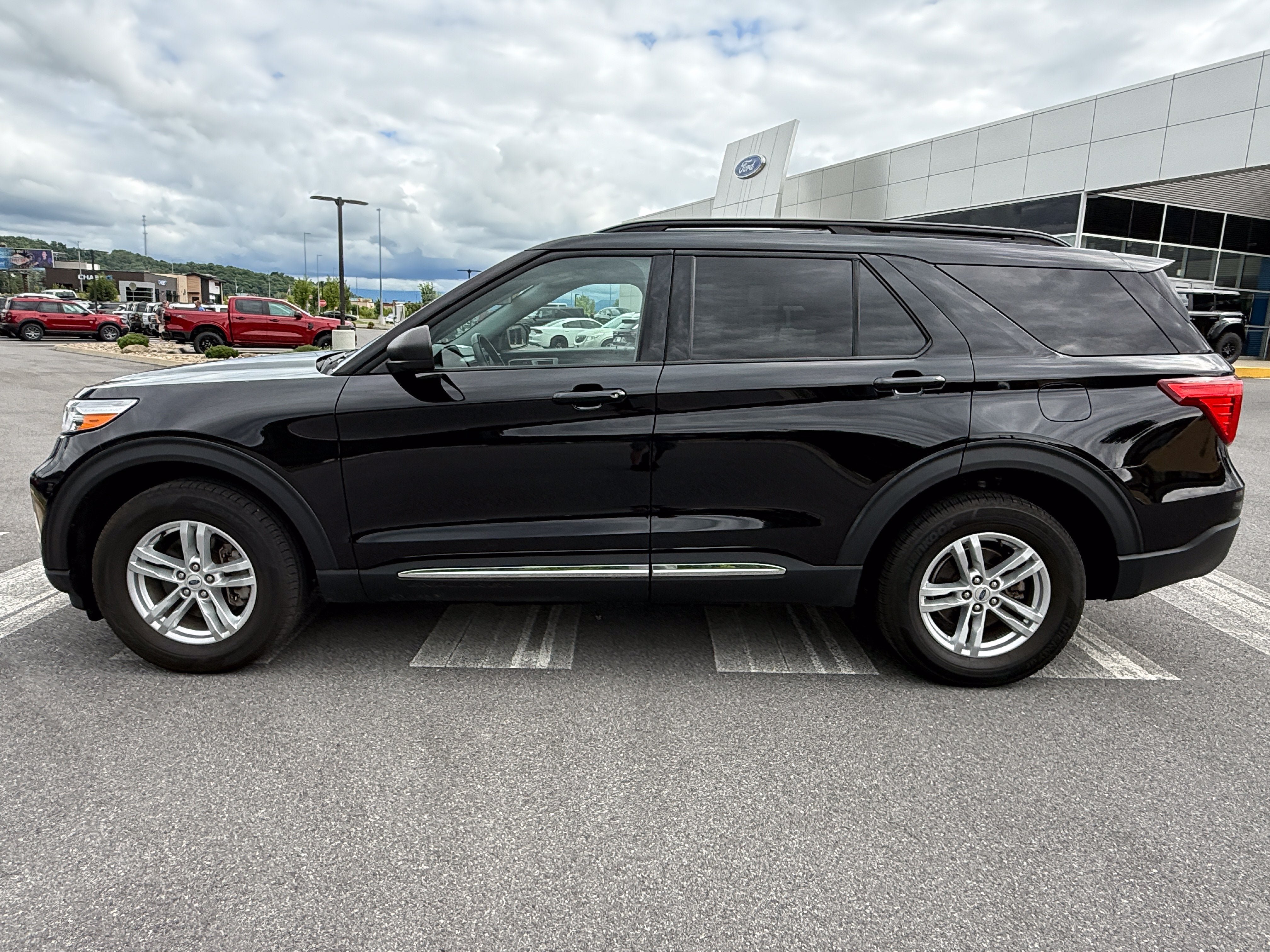 Used 2023 Ford Explorer XLT w/ Equipment Group 202A AWD/4WD image 8