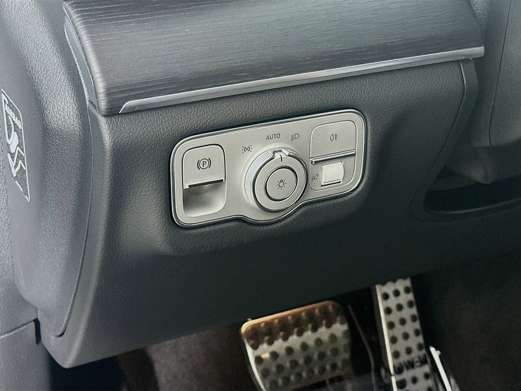 Used 2024 Mercedes-Benz GLS 450 4MATIC image 11