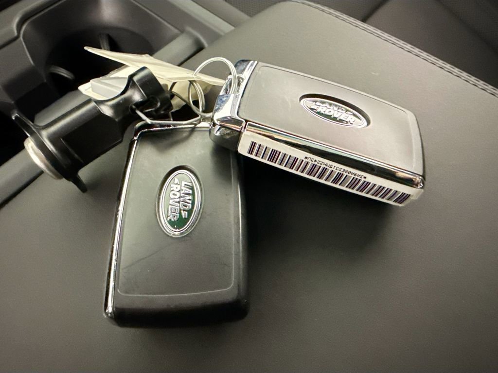 Used 2025 Land Rover Defender 110 X-Dynamic SE image 17