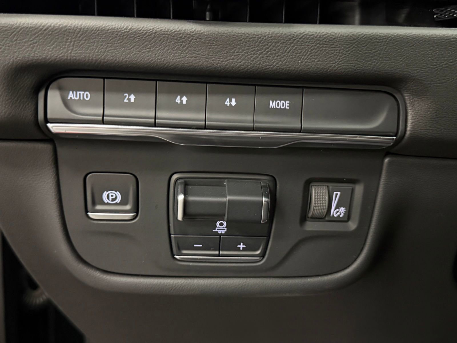 Used 2025 Cadillac Escalade ESV Premium Luxury image 38