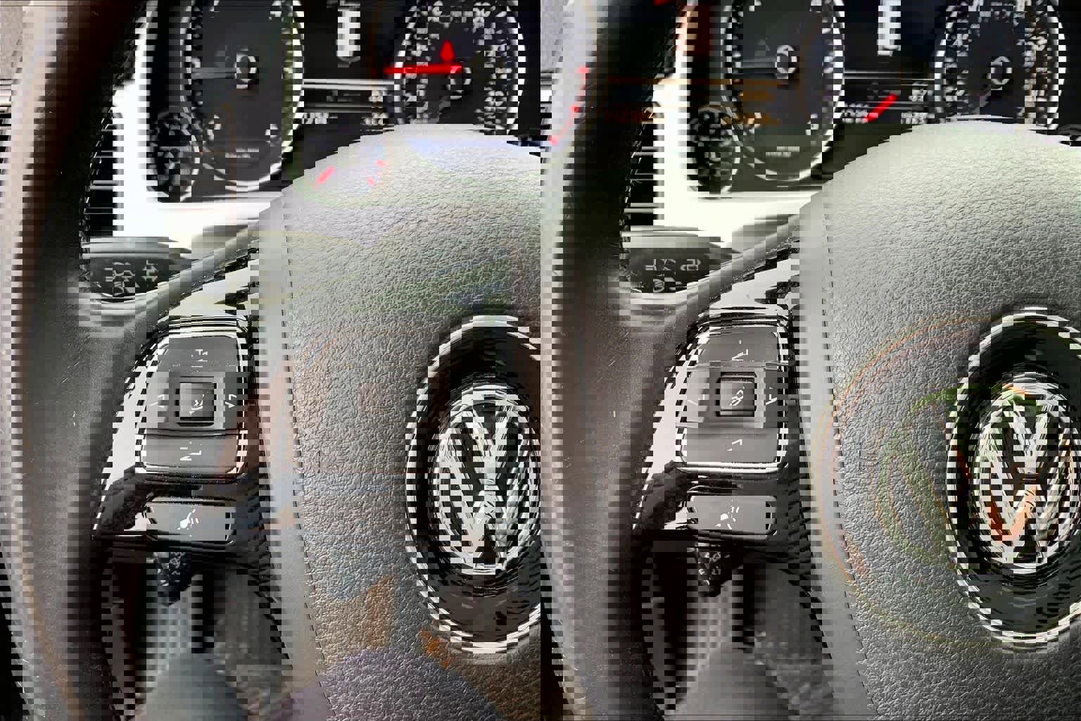 Used 2014 Volkswagen Touareg TDI image 24