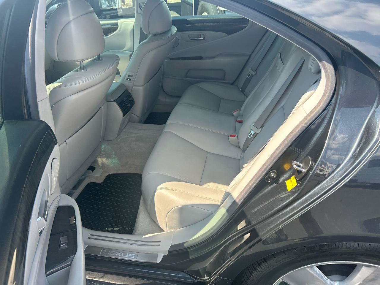 Used 2011 Lexus LS 460 w/ Comfort Pkg RWD image 10