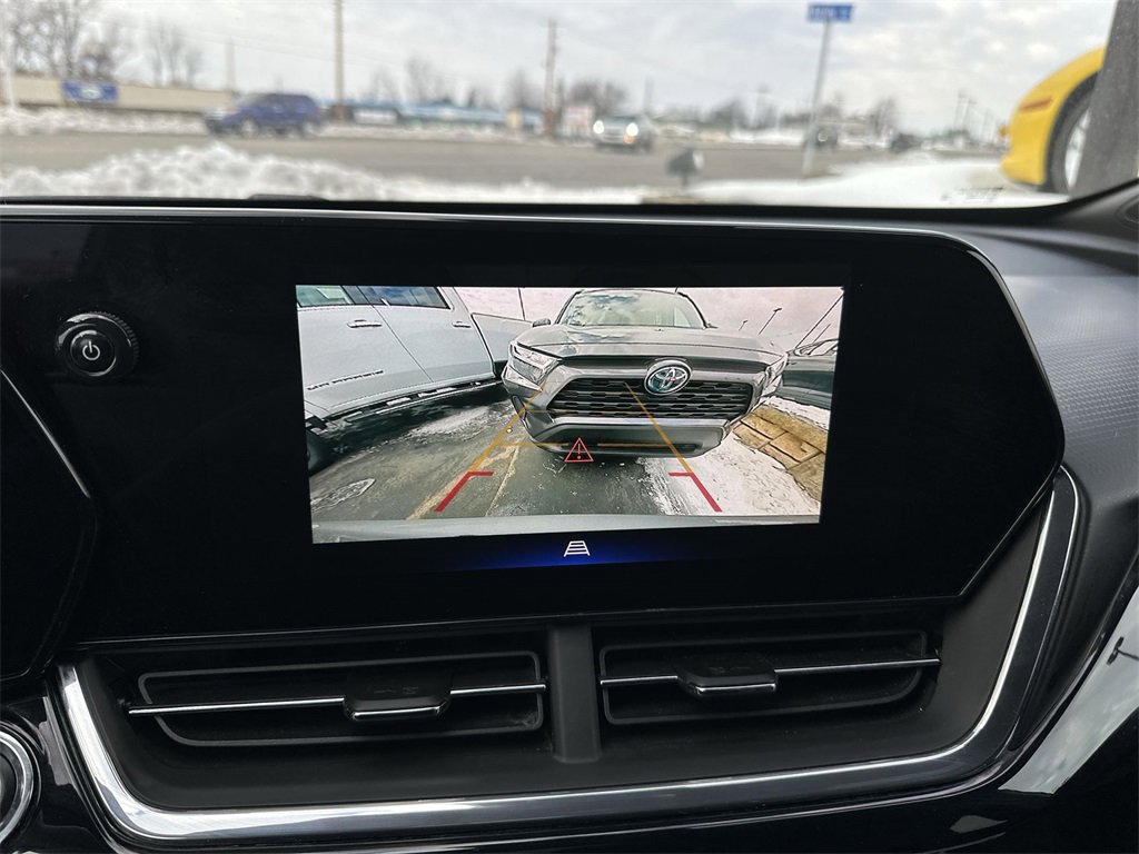 Used 2025 Chevrolet Trax RS w/ Sunroof Package image 17