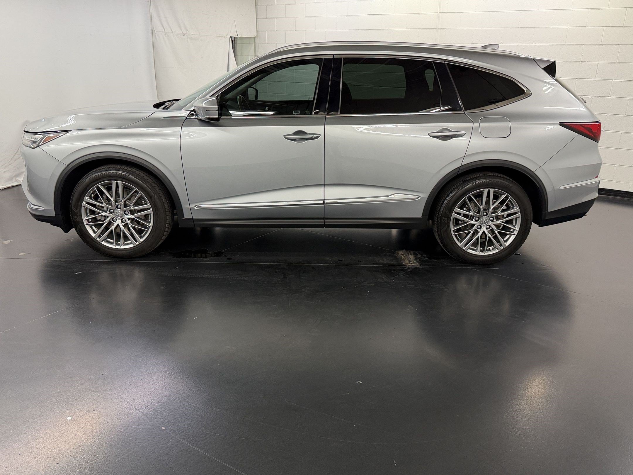 Used 2024 Acura MDX w/ Advance Package AWD/4WD image 2