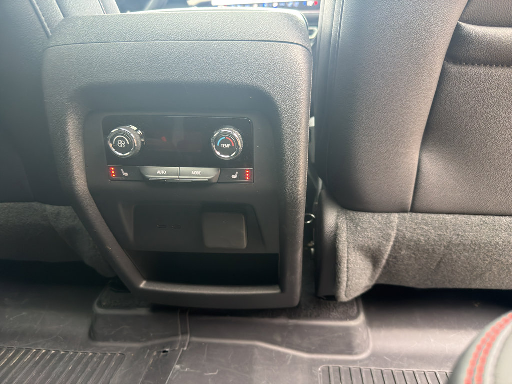 Used 2025 Chevrolet Traverse RS FWD image 11