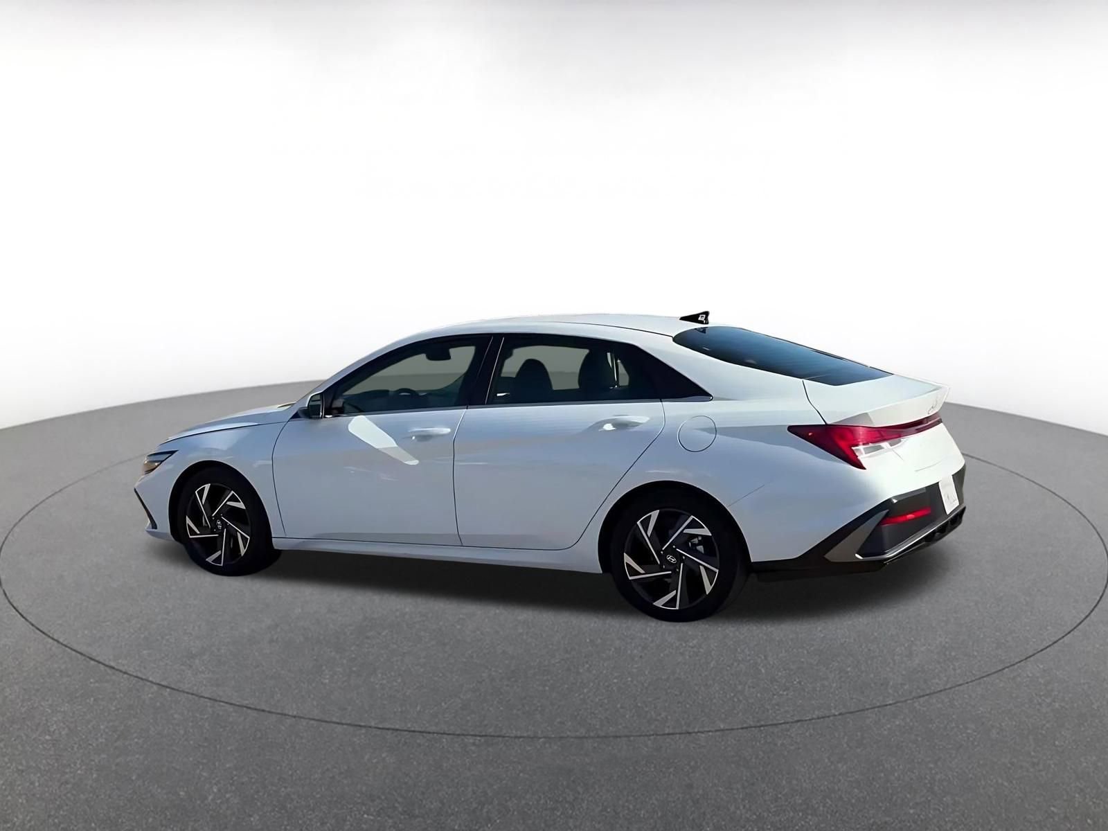 Used 2025 Hyundai Elantra Limited image 10