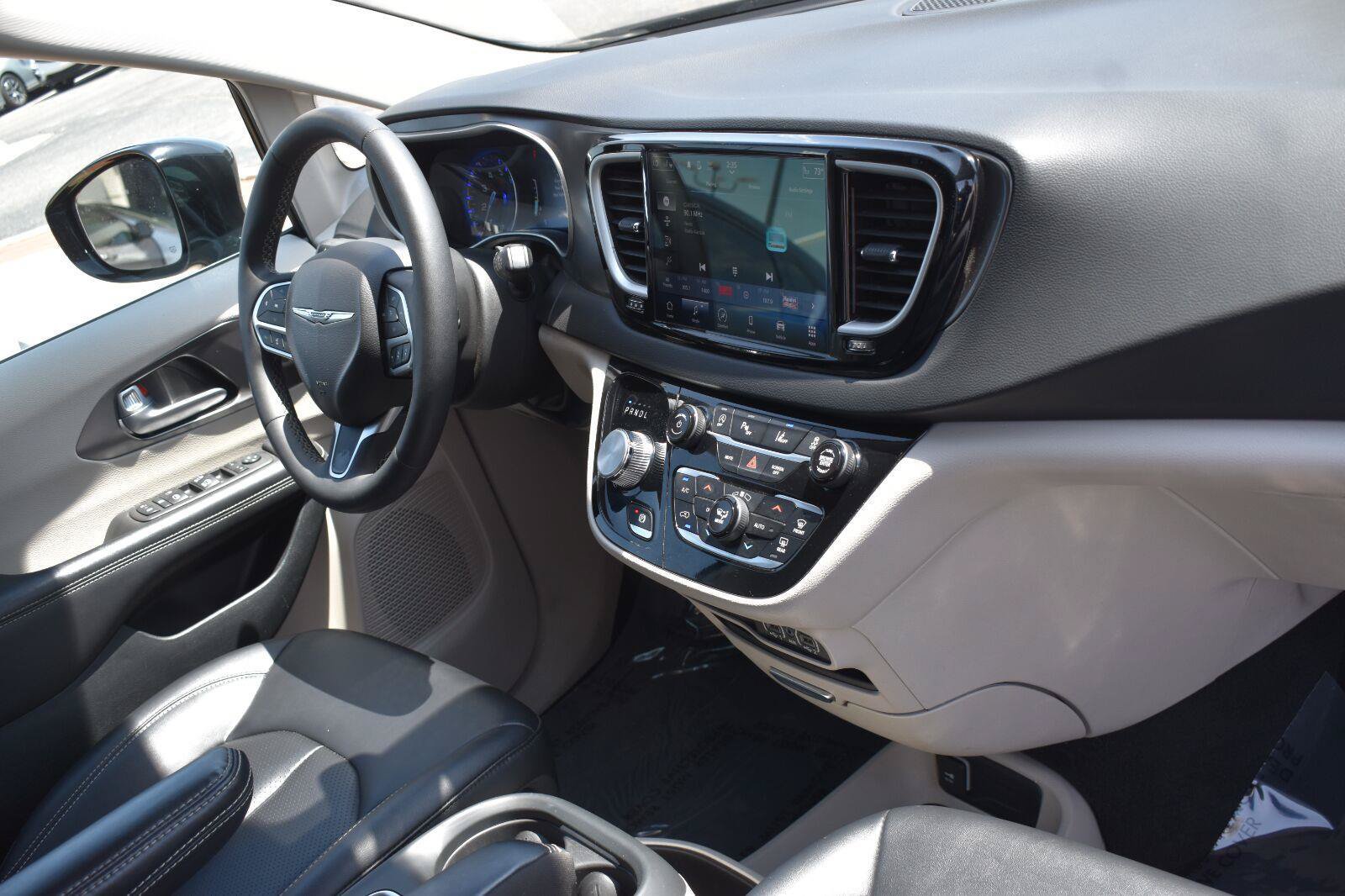 Used 2024 Chrysler Pacifica Touring-L FWD image 12
