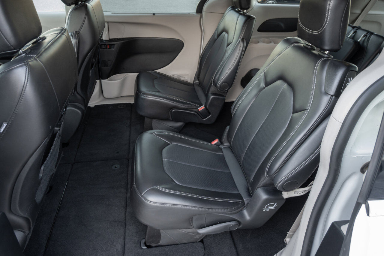 Used 2024 Chrysler Pacifica Touring-L image 17