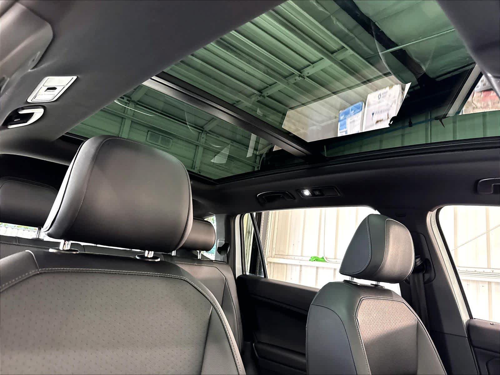 Used 2020 Volkswagen Tiguan SE R-Line FWD image 30