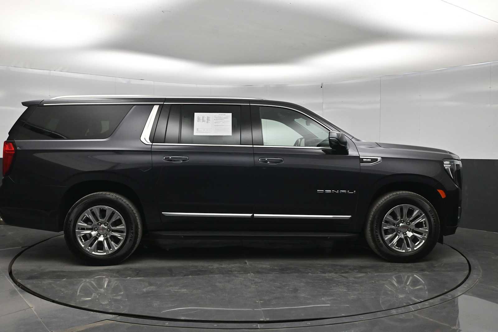 Used 2024 GMC Yukon XL Denali w/ Advanced Technology Package AWD/4WD image 9