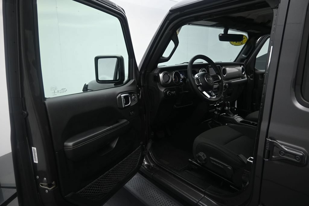 Used 2020 Jeep Wrangler Unlimited Sahara w/ Dual Top Group AWD/4WD image 12