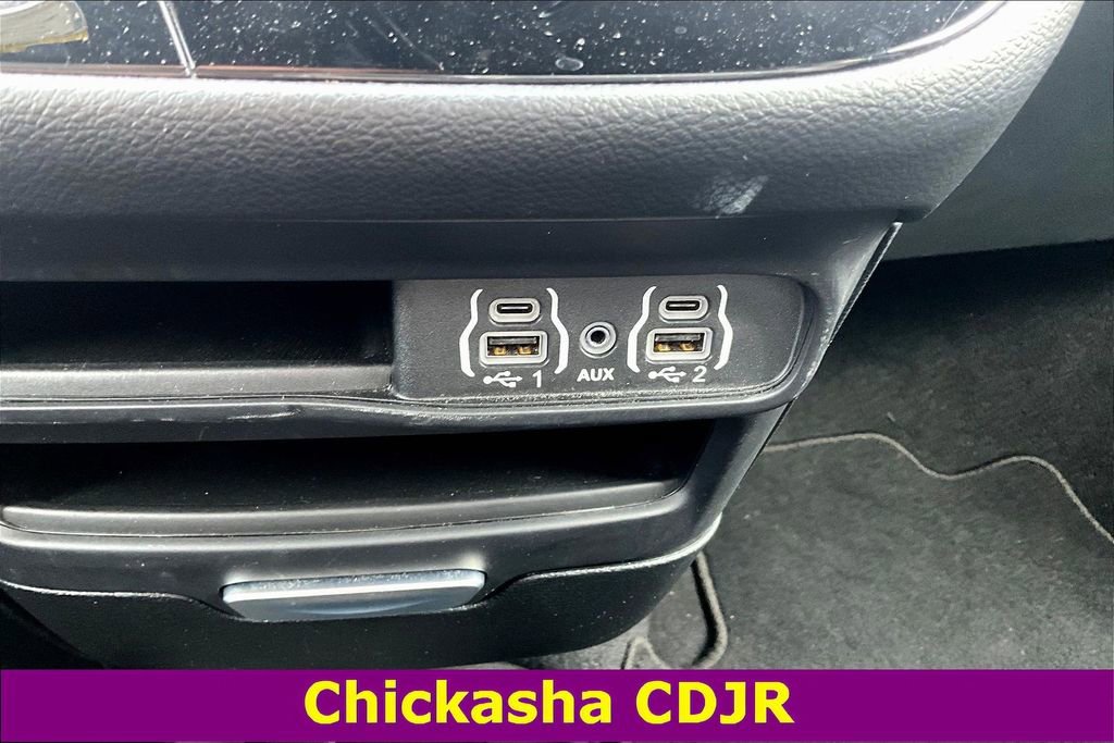 Used 2025 Chrysler Pacifica Select image 16