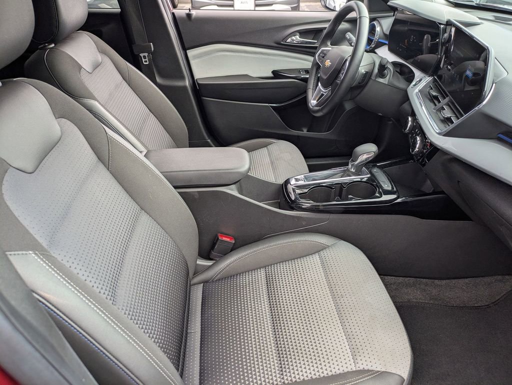 Used 2025 Chevrolet Trax LT w/ LT Convenience Package image 30
